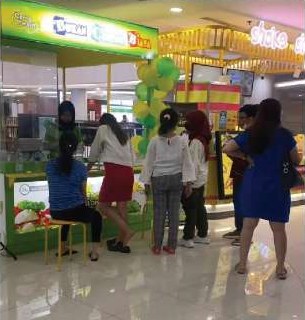 Antrean pelanggan di outlet